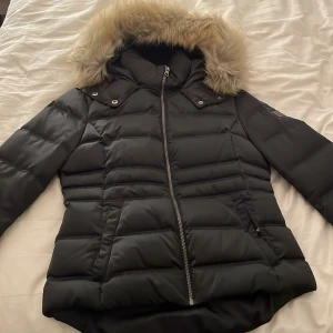 Calvin Klein vinterjacka  - Svart vinterjacka i mycket bra skick, endast använd ett fåtal gånger 