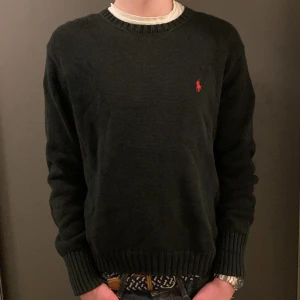Ralph Lauren Tröja  - Säljer nu denna asfeta Ralph Lauren tröja i ett gott skick! Storleken är L men skulle kunna passa M med. Nypris ligger på ca 1500kr❌ säljer nu för endast 399kr✅ Hör av dig vid minsta lilla fundering 😊😊