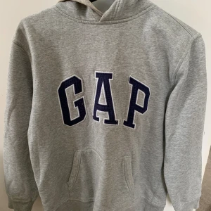 Skitsnygg & fräsch GAP hoodie - Skitsnygg & fräsch GAP hoodie. Grå med mörkblått Gap tryck. Strl M skulle jag uppskatta till i dam. Small för män.