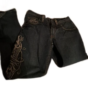 Baggy jeans med broderi - Annons för gratis frakt. Baggy jeans med broderi