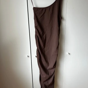 Vardagskläning  - Brun klänning som passar och ha under vardagarna men även till firande och annat!  Skriv för bilder på eller funderingar 🩷