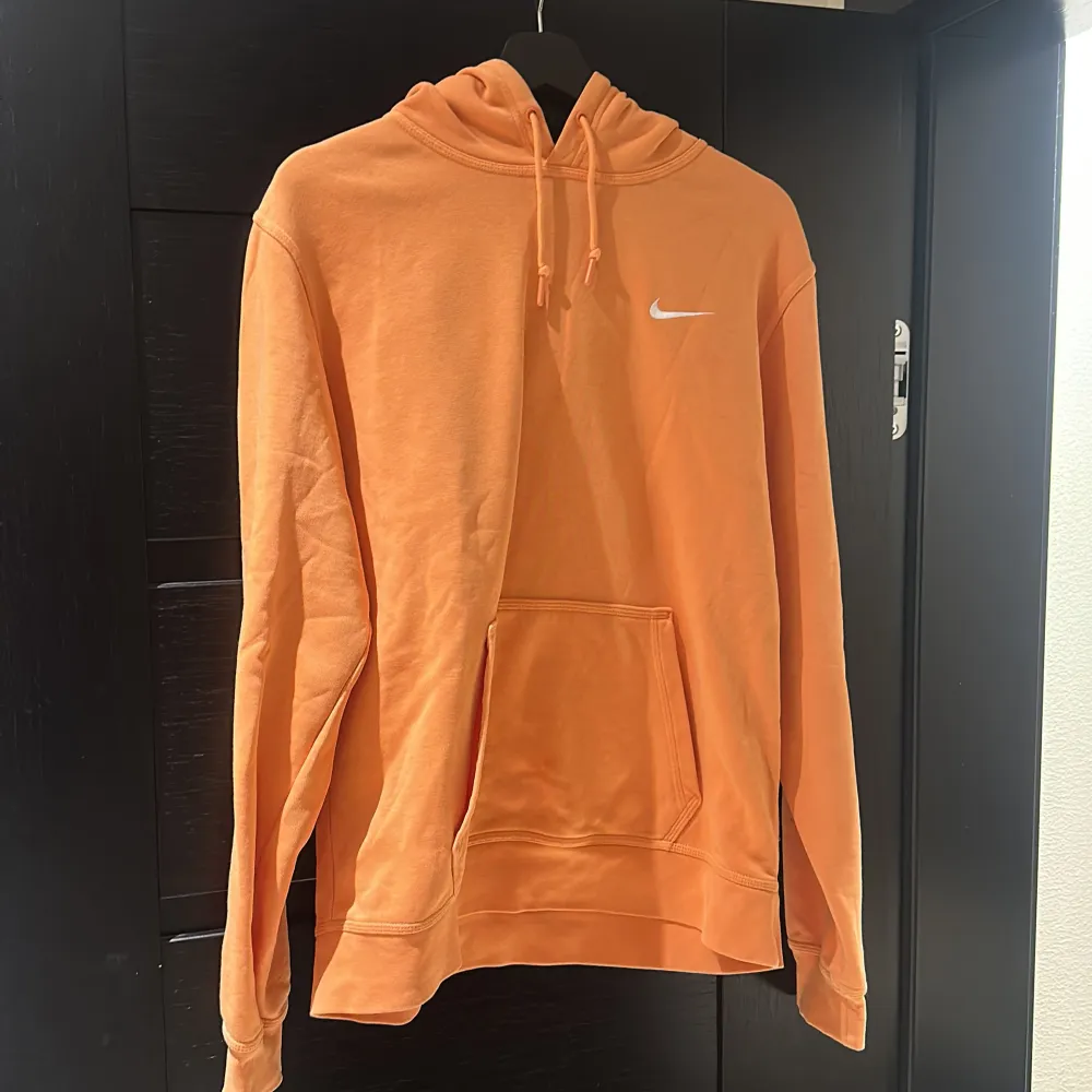 Mysig och fin Nike hoodie i en otroligt fin och unik färg (korall). Hoodies.