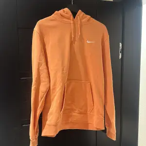 Mysig och fin Nike hoodie i en otroligt fin och unik färg (korall)