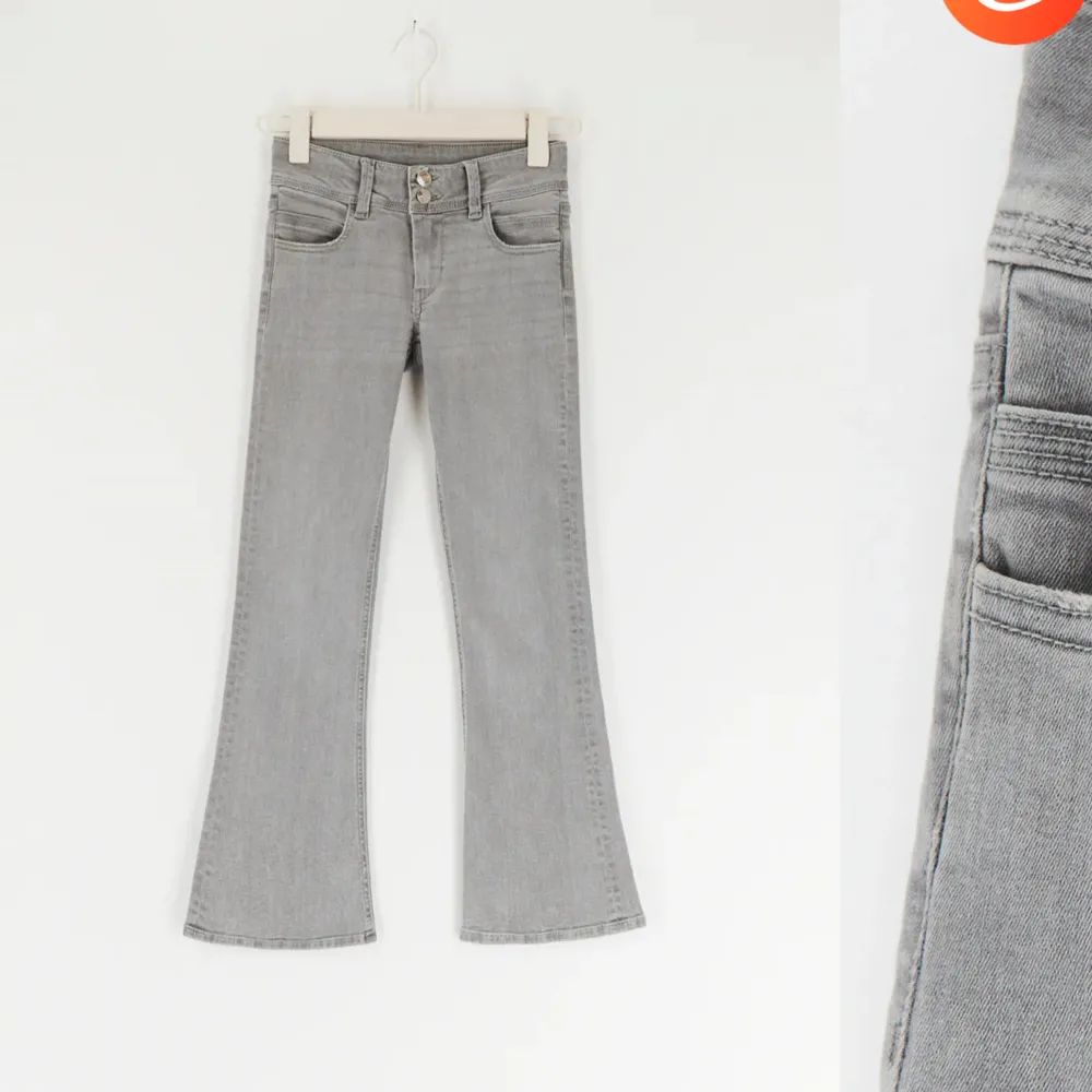 Säljer dessa ljusgrå lågmidjade bootcut jeans från Gina Young i toppen skick💕 Totalt slutsålda. Jeans & Byxor.