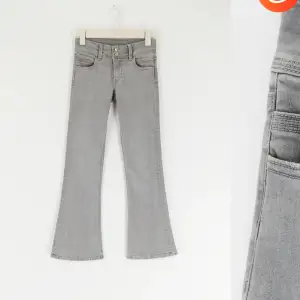 Säljer dessa ljusgrå lågmidjade bootcut jeans från Gina Young i toppen skick💕 Totalt slutsålda