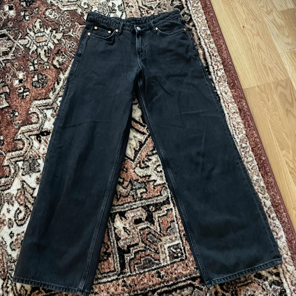 Säljer mina snygga jeans från weekday i modellen Ample low loose jeans. Säljes då jag har alldeless för många jeans! Dessa är low/mid-rise, washed färg färg & passar någon som är runt 160cm. Jeans & Byxor.