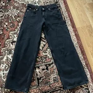 Säljer mina snygga jeans från weekday i modellen Ample low loose jeans. Säljes då jag har alldeless för många jeans! Dessa är low/mid-rise, washed färg färg & passar någon som är runt 160cm