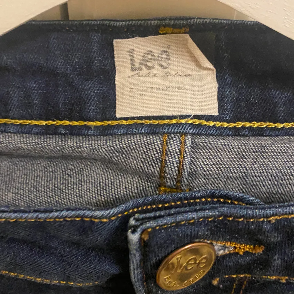 Denim lee jeans så snygga och trendiga. Passar till allt. Har så bra passform och är värkligen jätte bekväma! . Jeans & Byxor.