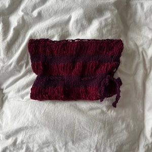 stickad mössa - stickad av mig! sitter löst men kan spännas med bandet @suncemanzano på insta för mer