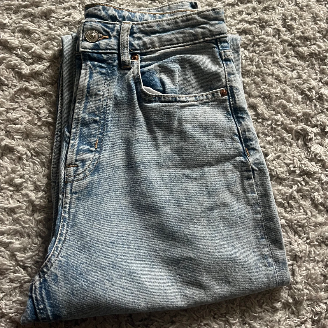 Ljusblå raka jeans med hål vid knäna - 90