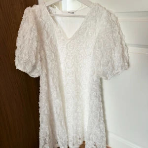 Vit klänning - Så fin klänning! Passar till studenten, den är för stor för mig då jag är en 34 och den är 36, men så snygg med lite puffärmar!😍🌟👏🏻skulle kunna gå med på annat pris⭐️