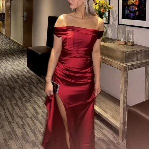 Balklänning  - Säljer denna nyköpta vackra röda balklänning som går att bära off shoulder, endast använd vid ett tillfälle vid en gala💗 Perfekt till studentbalen etc!! Nypris 1800kr!! Har gärna av er vid eventuella frågor etc!! superfin satinklänning i nyskick💗