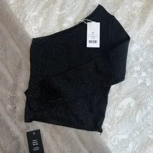Enarmad glittrig tröja från NAKD, säljs pga den inte kommer till användning. Helt ny med lappar på. St XS!  Pris kan diskuteras vid snabb affär 💗