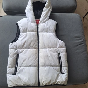 Guess väst - Säljer min eftertraktade väst, skicket är som nytt. True to size fit. Passar perfekt till våren/sommarkvällar. Bara skriva om ni funderar något!! 