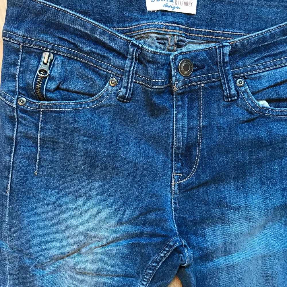 Inga hål eller fläckar Lite stretch i dom  Dragkedja baksida ben Dragkedjan vid fickorna kan öppnas, blir liten ficka. Jeans & Byxor.