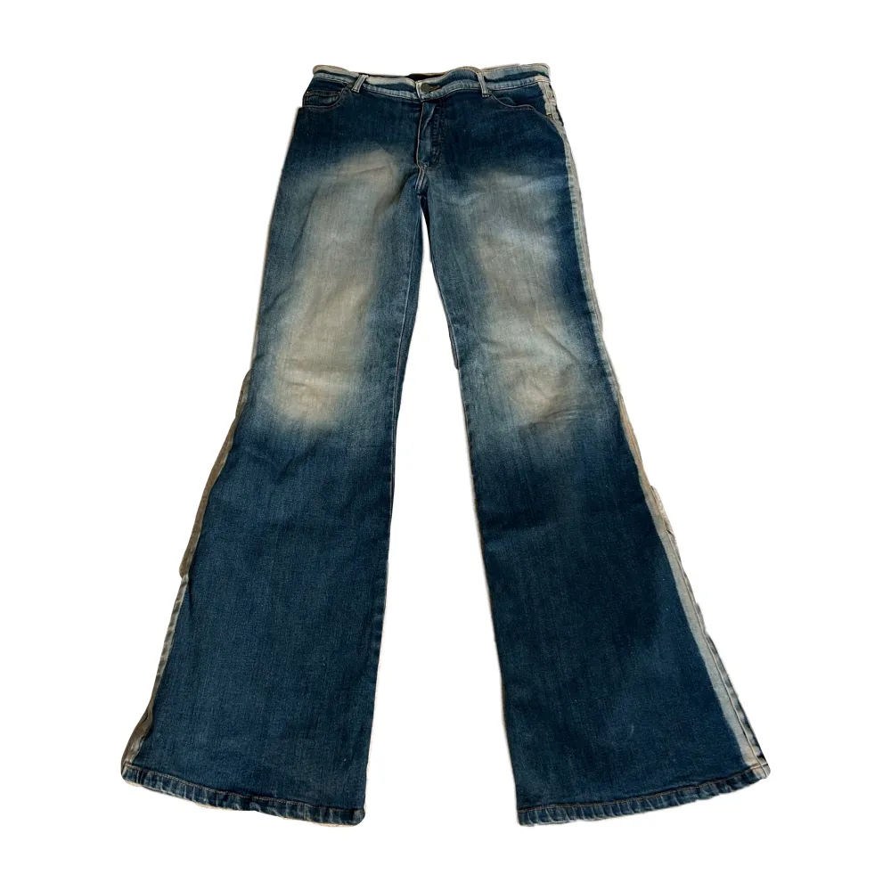 Supersnygga jeans som tyvär inte kommer till användning! I storlek 42 men är tighta på mig som brukar ha typ 38. Midjemåttet är ca 40 cm och innerbenslängden är ca 87 cm💕 De är typ midwaist.. Jeans & Byxor.