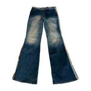 Supersnygga jeans som tyvär inte kommer till användning! I storlek 42 men är tighta på mig som brukar ha typ 38. Midjemåttet är ca 40 cm och innerbenslängden är ca 87 cm💕 De är typ midwaist.
