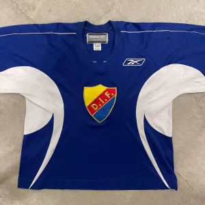 Hockeytröja Djurgården IF - Hockeytröja Djurgården IF. Senior modell storlek XXL