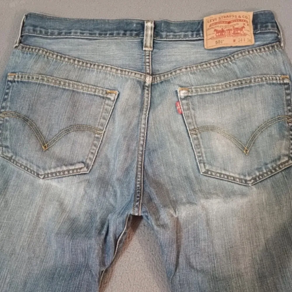 Vintage Levis i populära modellen 501⭐️ mycket bra skick, långa i benen . Jeans & Byxor.