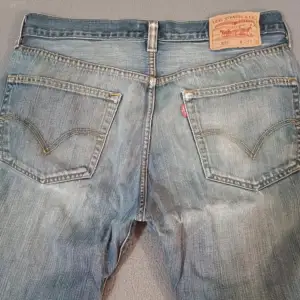 Vintage Levis i populära modellen 501⭐️ mycket bra skick, långa i benen 