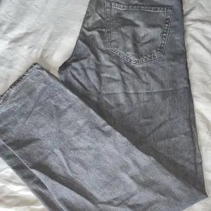 Jack & Jones loose/chris jeans. Storlek W34 L36. Dom är i använda men i bra skick.  Ny pris 599kr.