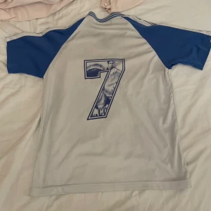 Fotboll t-shirt - En real madrid fotboll t-shirt nr 7. Skriv för att diskutera pris och mer bild 🩷🩷