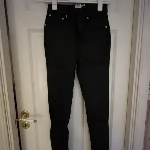 Svarta ”blanka” jeans i modell ”Snake” från Lager157 