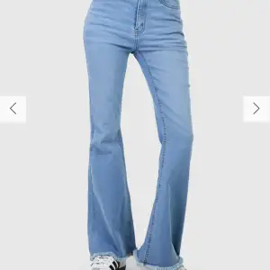 Säljer dessa blåa jeans från Åhléns, de är väl använda men i fint skick, de är avklippta längst ner och har en lite slits där med,väldigt stretchiga och sköna❤️ hör av er vid frågor mm pris kan diskuteras❤️