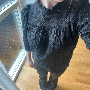Svart trekvartsärmad broderad blus - Helt ny blus med lappen kvar, säljer den då den inte kommit till användning💗. Superfint blomliknande mönster som gör den lätt genomskinlig. 