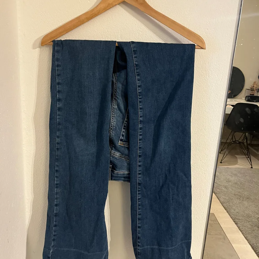 Bootcut jeans men ganska hög midja från na-kd. Aldrig använt. Jeans & Byxor.