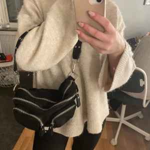 Svart väska - Säljer denna snygga väska, är i fint skick men används tyvärr inte mer! Jätte fin till sommaren❤️‍🔥 man får även plats med en heeel del saker!