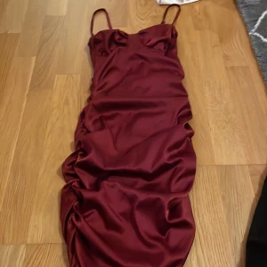 Vinröd kläning  - Inte använd 