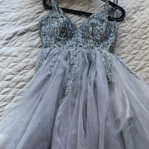 Blå balklänning  - Använd en gång, köpt på L&S Nypris:1200kr Gott skick. Klänningen slutar under knäna, skriv för fler bilder eller mått💖