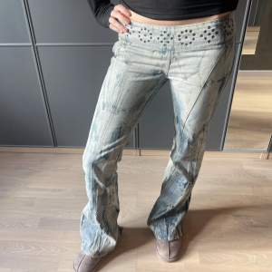 Supercoola lågmidjade jeans från märket Guess! Några defekter bak vid hälen (kan skicka bilder privat) annars är dom i perfekt skick. Innerbenslängd=88cm. Midjemått=38,5cm (rakt över).🩷