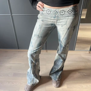 Unika Lågmidjade Jeans - Supercoola lågmidjade jeans från märket Guess! Några defekter bak vid hälen (kan skicka bilder privat) annars är dom i perfekt skick. Innerbenslängd=88cm. Midjemått=38,5cm (rakt över).🩷