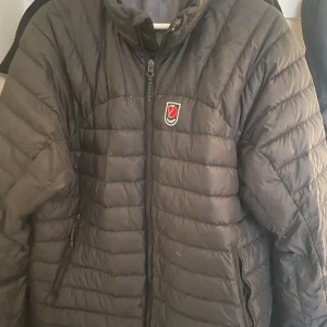 Fjällräven snow jacket - Nytvättad  Reva finns  Dragkedjan kan vara lite krånglig ibland Fin jacka annars som har mycket att ge Lite mindre i storlek tycker jag personligen   Dunjacka 