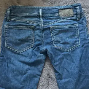 lågmidjade jeans från diesel i storlek 27/32, midjemått runtom: 68 cm, innerbenslängd: 81 cm ⭐️ använd ”köp nu”. 7/4-2024 