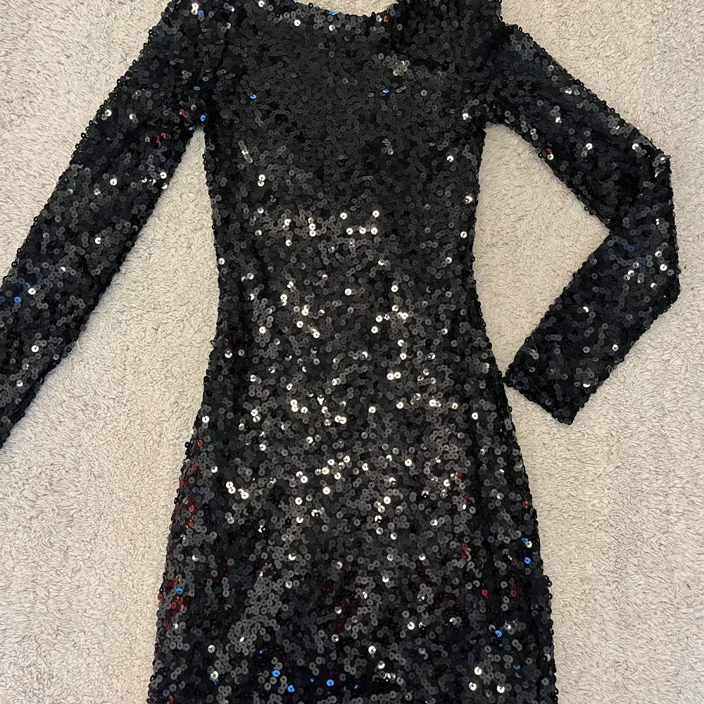 Snygg svart klänning med paljetter i storlek XS! Aldrig använd då jag råka köpa fel storlek. Köparen står för frakten. Klänningar.