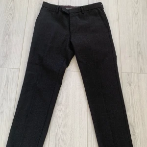 Oscar Jacobson kostymbyxor - Helt nya kostymbyxor från Oscar Jacobson. Nypris: 1600kr, mitt pris 699. Aldrig använda och helt nya. Skickar snabbt! Ställ gärna frågor mm