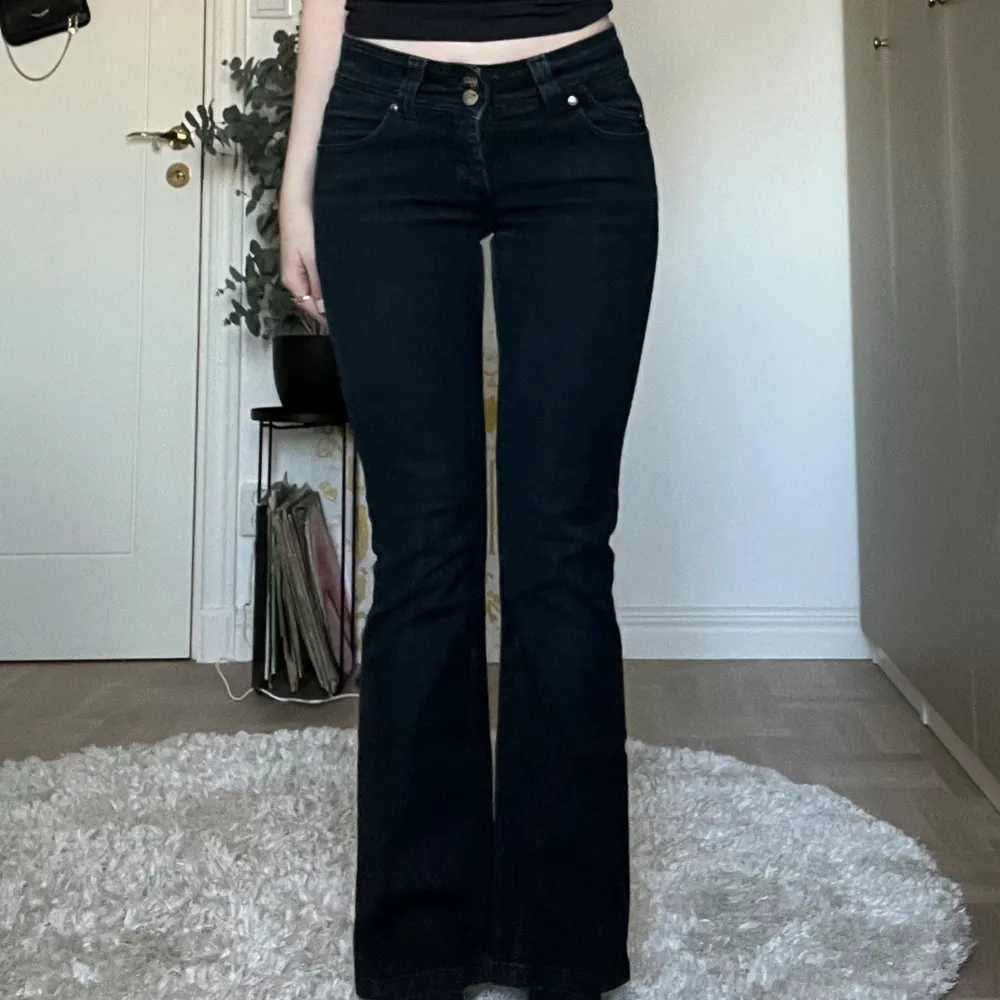 Super fina lågmidjade svarta jeans med sträck mönster. Mycket  gott skick. Det står - Leg 30”/ 76cm på insidan. Skulle säga att de passar för de med xs o s i strl <33. Jeans & Byxor.
