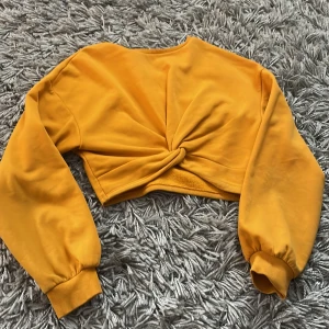 Orange gul magtröja  - Orange gul magtröja, ganska varm, väl omhändertagen 