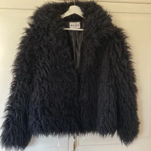 Svart fuskpäls - Bra skick  Nakd  Använd enstaka tillfällen  Jag j fodrad så passar vår och höst