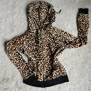 Juicy Couture kofta - Oanvänd Juicy zip-up i XS. Finns ej kvar i deras sortiment. Riktigt Y2K, 2000-tal vibe!!