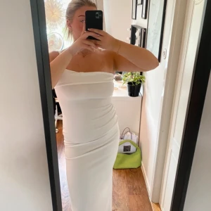 Enaxlad/ bandou långklänning  - Enaxlad/ bandou lång klänning från boohoo. Storlek XL. Men mer som M!! Slits längst ner. Dem 2 första bilderna är lånade av henne jag köpte den av!!!!