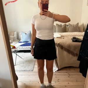 Kjol från Gina Tricot  - Kjol från Gina Tricot.  Nyskick. Storlek: S