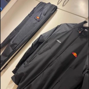 Ellesse tracksuit - Ellesse tracksuit  Knappt använd  Storlek S men passar M med