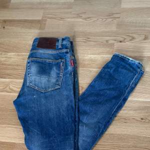 Säljer ett par Taylor Tweed Jeans Slim Fit. Storlek 30. Bra skick! Pris 399