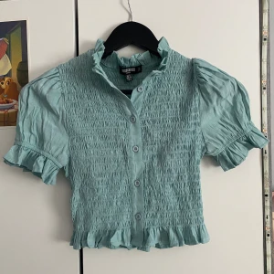 Söt topp - jättefin topp/ blus från Missguided Petit 💕 Aldrig kommit till användning av mig då den inte passade, så i nyskick! Kontakta mig för fler bilder🥰