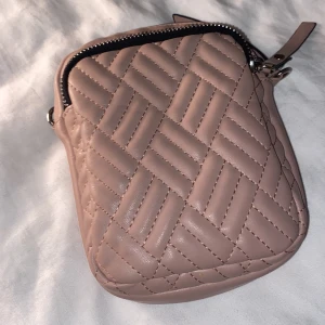 Prisvärda väskor - Har aldrig använt väska.säljer den för att den är inte riktid min smak. Kan prata om priset. Frakt 19 kronor 