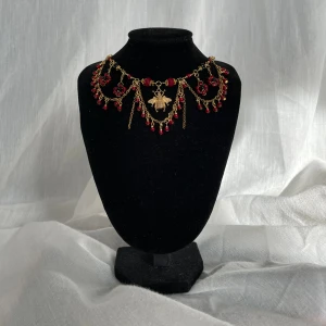 Handgjort halsband  - Vallmo ☆ Mått: 34cm-38cm (går att förlänga)